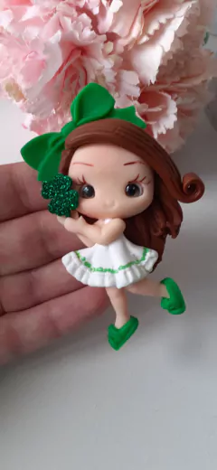 Aplique menina trevinho/castanho