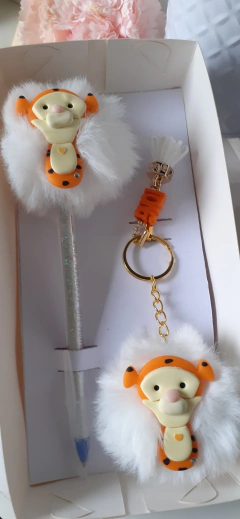 Kit presente Caneta decorada e chaveiro pompom Turma do ursinho - comprar online