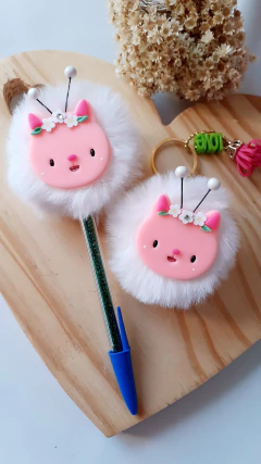 Kit presente Caneta decorada e chaveiro pompom Turma da Gaby