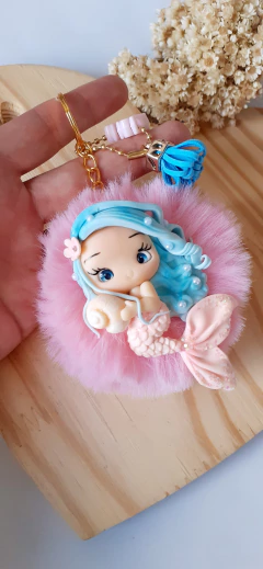 Chaveiro pompom com aplique em Biscuit Sereia Rosa