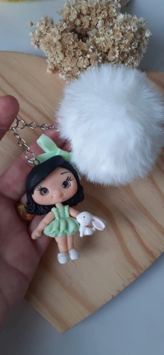 Chaveiro pompom com aplique em Biscuit menina com Coelho verde preto