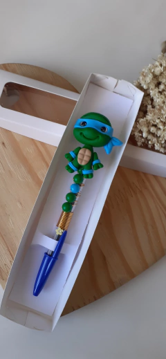 Caneta decorada com biscuit tartaruga ninja azul