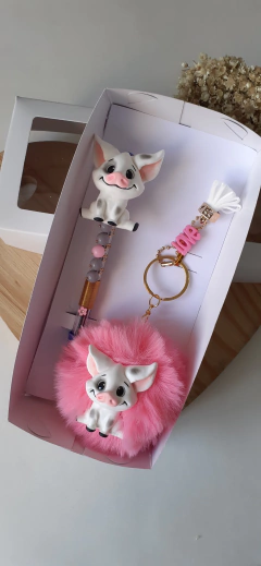 Kit presente Caneta decorada e chaveiro pompom Porquinho Pua