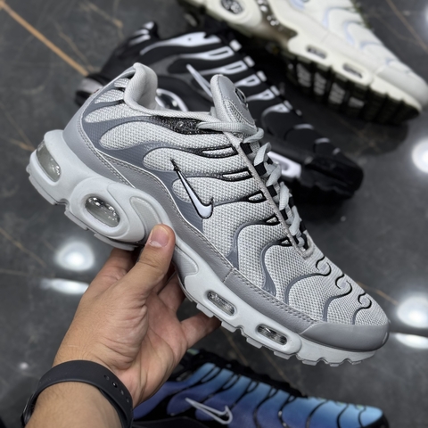NIKE TN PLUS CINZA E PRETO