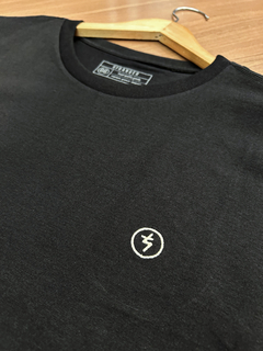 CAMISETA EMBROIDERY LOGO PRETA STRANGER na internet