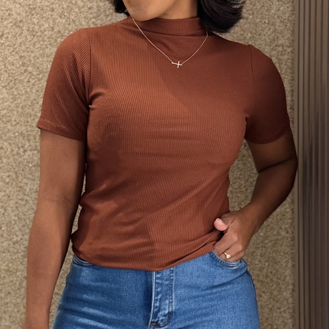 Blusa básica canelada Lais marrom - comprar online