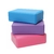 Bloques de yoga de goma EVA en colores azul, púrpura y rosa, apilados uno sobre otro.