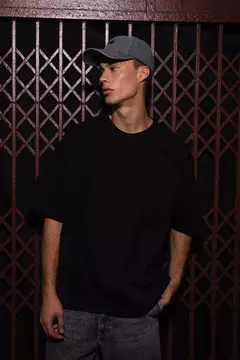 REMERA UNDER 02 NEGRA (R150) en internet