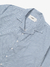 Camisa boxy listrada azul marinho em tecido 100% algodão popeline, com colarinho e botões visíveis.