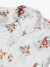 Camisa de renda floral com estampa colorida em fundo branco, destacando detalhes em flores e um botão na parte frontal.