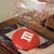 Escultura m&m na caixa na internet