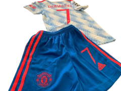 Kit Niño Manchester United celeste Ronaldo 2021/22 en internet