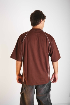 Remera Over Border Marron - tienda online