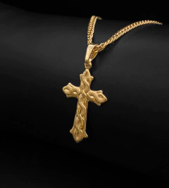 PINGENTE CRUZ COM DETALHES EM RELEVO - (4x2cm) - Banhado a Ouro 18k