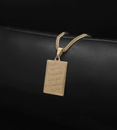 PINGENTE PLAQUINHA "TUDO POSSO" - (2x1cm) - Banhado a Ouro 18k