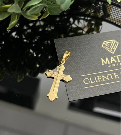 PINGENTE CRUZ VITORIANA - (4x2cm) - Banhado a Ouro 18k