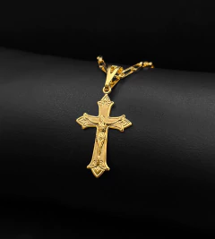 PINGENTE CRUZ VITORIANA COM CRISTO (3x2cm) - Banhado a Ouro 18k