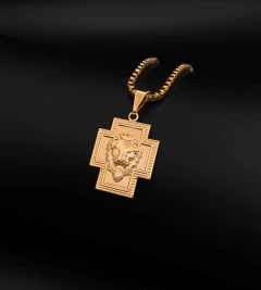 PINGENTE CRUZ COM LEÃO EM RELEVO (3x2cm) - Banhado a Ouro 18k