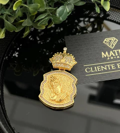 PINGENTE CRUZ MÃO EM ORAÇÃO DE ZIRCÔNIAS - (6x3,5cm) - Banhado a Ouro 18k