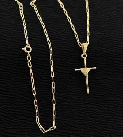 CORRENTE CADEADO LAMINADO (2mm) + PINGENTE CRUZ AMARRADA PEQUENA - Banhado a Ouro 18k