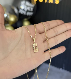 CORRENTE FIO 3 POR 1 (2mm) + PINGENTE PLAQUINHA CRUZ VAZADA (2.5x1cm) - Banhado a Ouro 18k