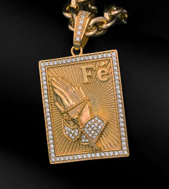 PINGENTE PLACA FÉ CRAVEJADA (2,5x2cm) - Banhado a Ouro 18k