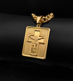 PINGENTE PLACA CRUZ E CRISTO DETALHADA (3,5x3cm) - Banhado a Ouro 18k