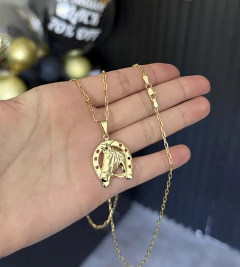 CORRENTE CADEADO (2mm) + PINGENTE FERRADURA MÉDIO (3.5x2.5cm) - Banhado a Ouro 18k