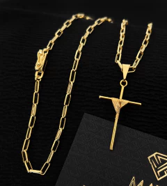 CORRENTE CADEADO LAMINADO (3mm) + PINGENTE CRUZ AMARRADA - 4x2cm - Banhado a Ouro 18k - comprar online