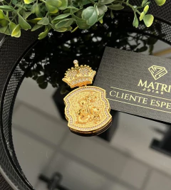PINGENTE BRASÃO SÃO JORGE 3D CRAVEJADO EM ZIRCÔNIAS - (5,5x3,5cm) - Banhado a Ouro 18k