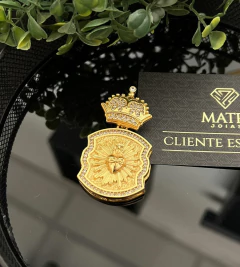 PINGENTE BRASÃO SAGRADO CORAÇÃO 3D COM ZIRCÔNIAS - (5,5x3cm) - Banhado a Ouro 18k