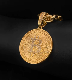 PINGENTE BITCOIN COM DETALHES DE ZIRCÔNIAS - (4x4cm) - Banhado a Ouro 18k