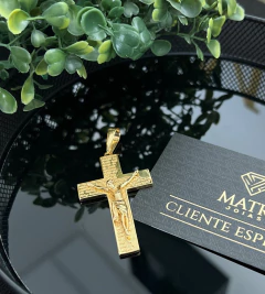 PINGENTE CRUZ JESUS CRISTO 3D "PAI NOSSO" - (6,5x3cm) - Banhado a Ouro 18k