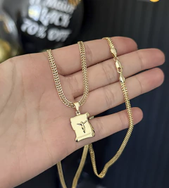 CORRENTE GRUMET LACRAIA (3mm) + PINGENTE PERGAMINHO CRISTO MINI (1,5x1,5cm) - Banhado a Ouro 18k
