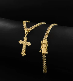 CORRENTE GRUMET RÚSTICA (5mm) + PINGENTE CRUZ COM DETALHES EM RELEVO - (4x2cm) - Banhado a Ouro 18k