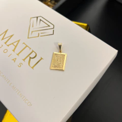 PINGENTE PLAQUINHA NOSSA SENHORA DO CARMO (2x1,5cm) - Banhado a Ouro 18k