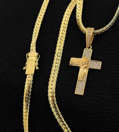 CORRENTE GRUMET FLAT DETALHADA (6mm) + COM FACE DE CRISTO CRAVEJADA EM ZIRCÔNIAS - Banhada a Ouro 18k