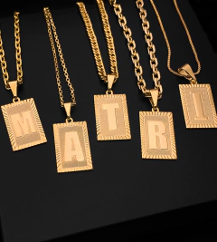 PINGENTE "LETRA" MINI [ESCOLHA SUA LETRA ABAIXO] (2.5x1.3cm) - Banhado a Ouro 18k