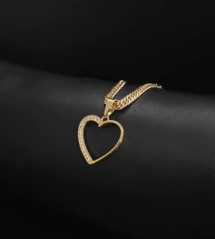 PINGENTE CORAÇÃO CRAVEJADO ZIRCÔNIA VAZADO 2,5x2cm-Banhado a Ouro 18k