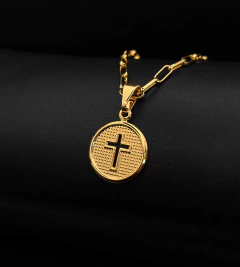 PINGENTE MINI MEDALHA CRUZ VAZADA (1,5x1,5cm) - Banhado a Ouro 18k