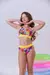 Biquíni infantil feminino com estampa colorida de emojis, composto por top e calcinha, ideal para moda praia infanto-juvenil.