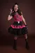 Menina sorrindo vestida com fantasia de caveira punk, com saia de tule preta e rosa, apresentando um visual divertido e temático para Halloween.