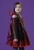 Menina vestindo uma fantasia de vampira luxuosa, com capa vermelha e preta, em fundo roxo.