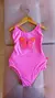 Maiô infantil rosa neon com aplique de borboleta e alças triplas coloridas, ideal para moda praia infanto-juvenil.