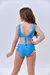 Maiô feminino infanto-juvenil azul, visto de costas, com detalhes coloridos nas laterais.