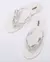 Chinelo confortável feminino branco da Melissa com detalhe de laço e tiras texturizadas.