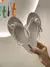 Chinelo confortável feminino branco da Melissa, modelo Harmonic M-Lover, com detalhes de laço.