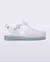 Chinelo infantil feminino branco transparente com glitter, modelo rasteira da marca Melissa.