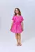 Roupão infantil feminino rosa com pompons, ideal para o verão, com cinto na cintura e mangas curtas.