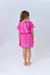 Roupão infantil feminino rosa com pompons, visto de costas, ideal para o verão.